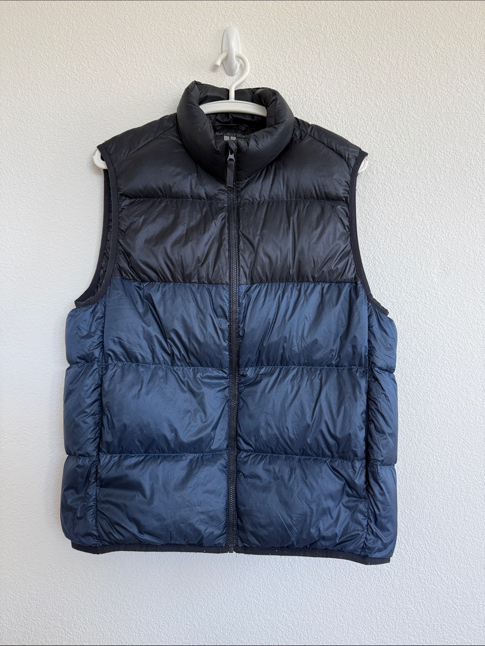 Men's Uniqlo Black and Navy Puffer Vest
